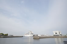 横浜港と船